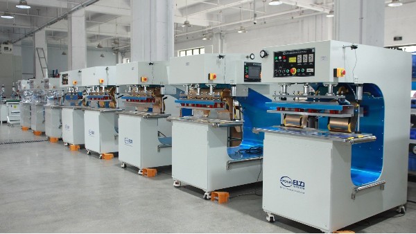 告别接缝瑕疵！日力高周波投影仪幕布熔接机，让画质与效率兼得