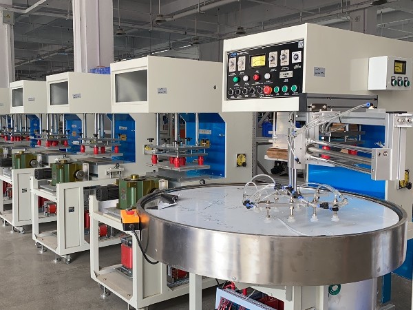 东莞日力｜全自动高周波吸塑包装机 —— 高效智能熔接，高端包装一站成型