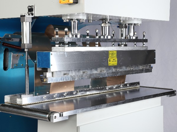 日力 F1 系列深槽型高频机 专注 PVC 膜材篷布焊接